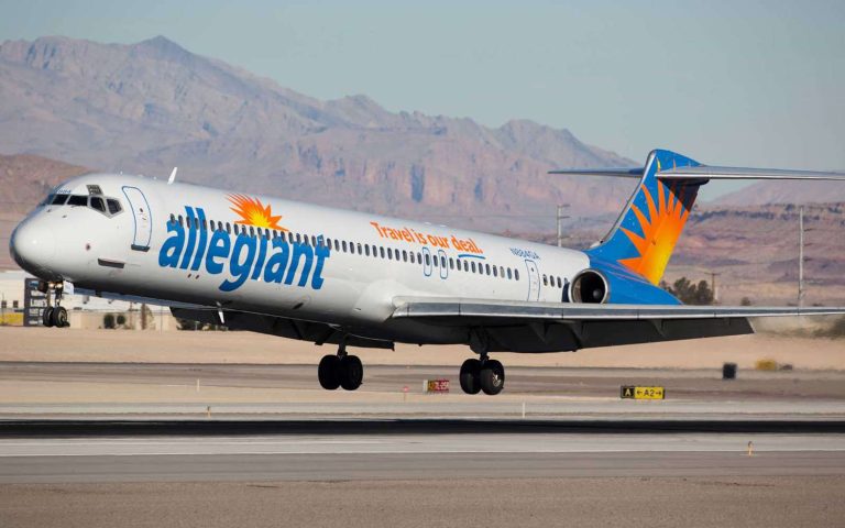 Η ακραία ζέστη ωθεί τις αμερικανικές αεροπορικές εταιρείες να μειώσουν καύσιμα και να περιορίσουν τους επιβάτες