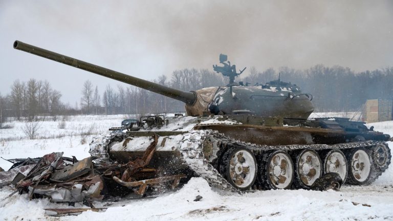 Πάνω στην απόγνωσή της η Ρωσία χρησιμοποιεί τα γερασμένα άρματα μάχης Τ-54 ως ένα είδος πυροβολικού