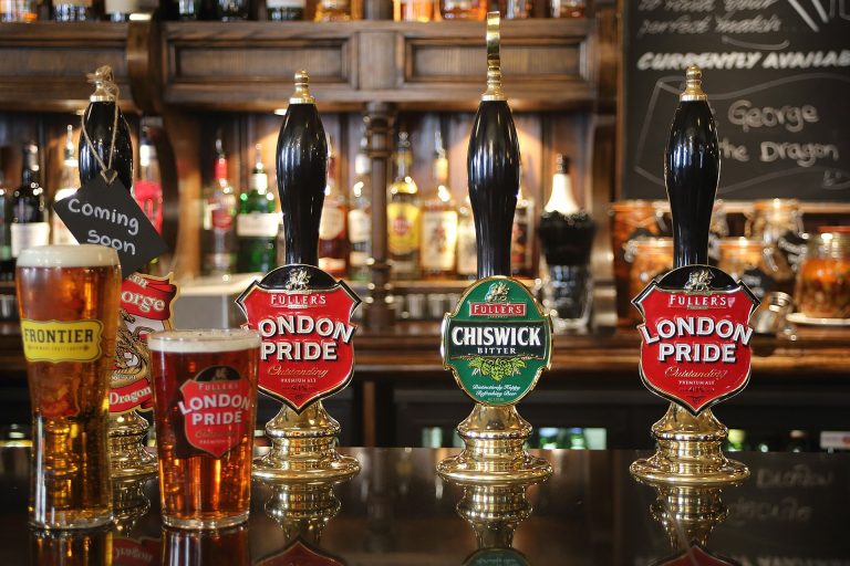 Οι Βρετανοί αγοράζουν 25% περισσότερη μπύρα για κατ’ οίκον κατανάλωση