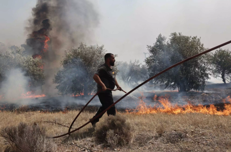 Σε εξέλιξη η φωτιά στα Δερβενοχώρια – Βελτιωμένη η κατάσταση στην Σαρωνίδα και στο Λουτράκι