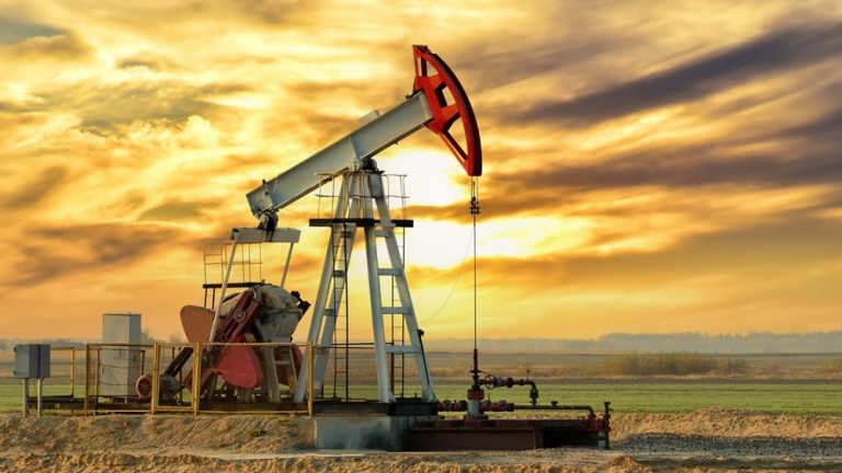 Τα χαμηλότερα επιτόκια ενισχύουν τη ζήτηση πετρελαίου