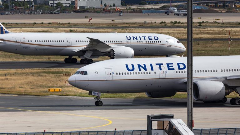 “Ιστορική” συμφωνία με μεγάλες μισθολογικές αυξήσεις για τους πιλότους της United Airlines