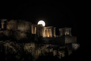 Η πανσέληνος ανατέλλει πάνω από την Ακρόπολη στην Αθήνα