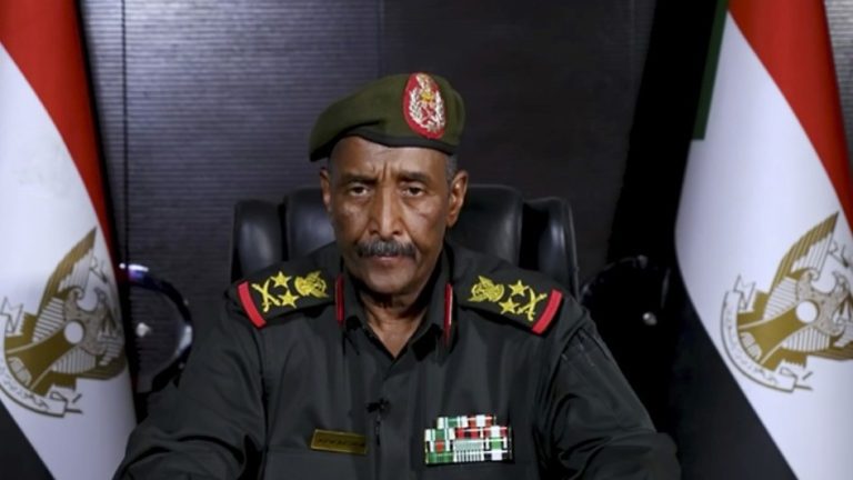 Σουδάν: Ο στρατηγός Μπουρχάν απορρίπτει τις ειρηνευτικές διαπραγματεύσεις
