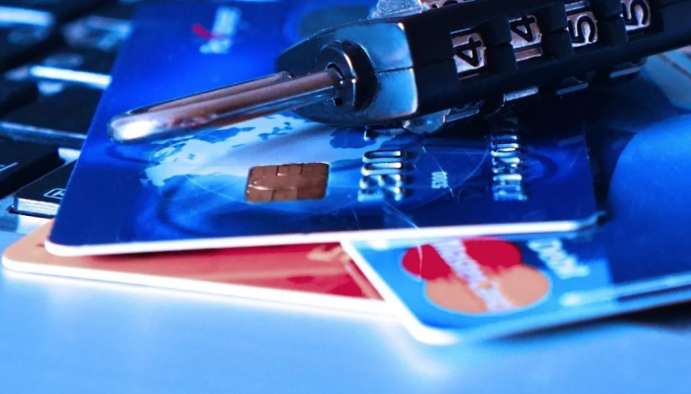 Τα χρέη των Αμερικανών καταναλωτών από πιστωτικές κάρτες ξεπέρασαν το 1 τρισ. δολάρια