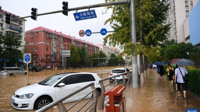 Εντεκα οι νεκροί και 27 οι αγνοούμενοι από τις καταρρακτώδεις βροχές και πλημμύρες που πλήττουν το Πεκίνο