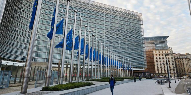 Η Ευρωπαϊκή Επιτροπή έχει δαπανήσει 2,75 εκατ. ευρώ για φωτογραφίες και μακιγιάζ των μελών της