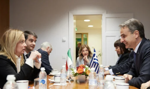 Τι μεταφέρει η Ιταλίδα πρωθυπουργός στις βαλίτσες της για την αυριανή επίσκεψη