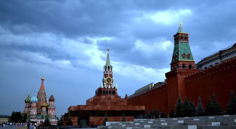 Τεράστια αλυσίδα κλείνει και τα 142 καταστήματά της στην Ρωσία