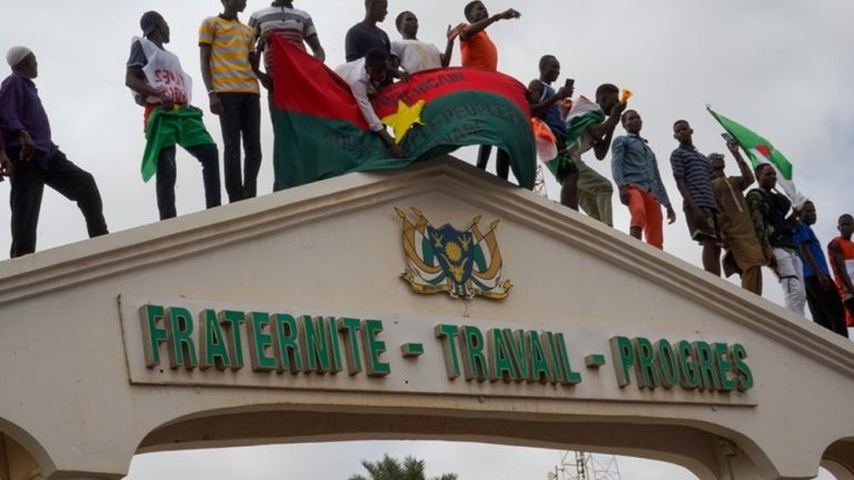 Η χούντα του Νίγηρα απελαύνει τον Γάλλο Πρέσβη