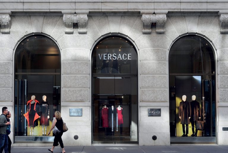 Η Capri Holdings στην οποία ανήκει η Versace εξαγοράζεται από την Tapestry έναντι 8,5 δισ. δολαρίων