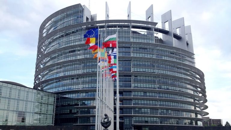 Ευρωκοινοβούλιο: Νέα μέτρα με σκοπό την προστασία των καταναλωτών από την ανάληψη υπερβολικού χρέους
