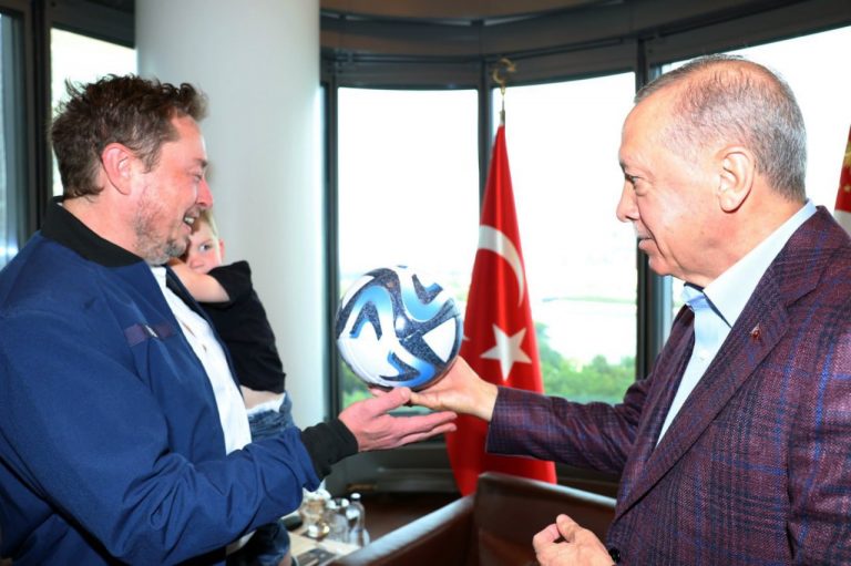 O Elon Mask ξεκινάει εργοστάσιο Tesla στην Τουρκία