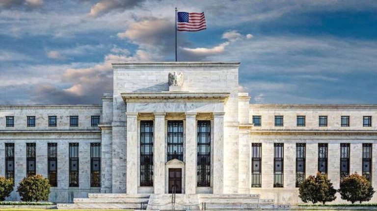 Fed: Κρατά και πάλι αμετάβλητα τα επιτόκια σε εύρος από 5,25% έως 5,50%