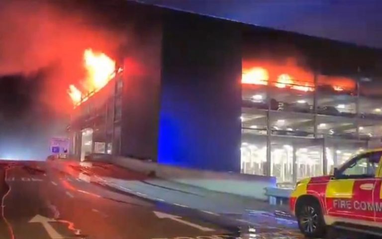 Μεγάλη πυρκαγιά στο αεροδρόμιο Λούτον του Λονδίνου