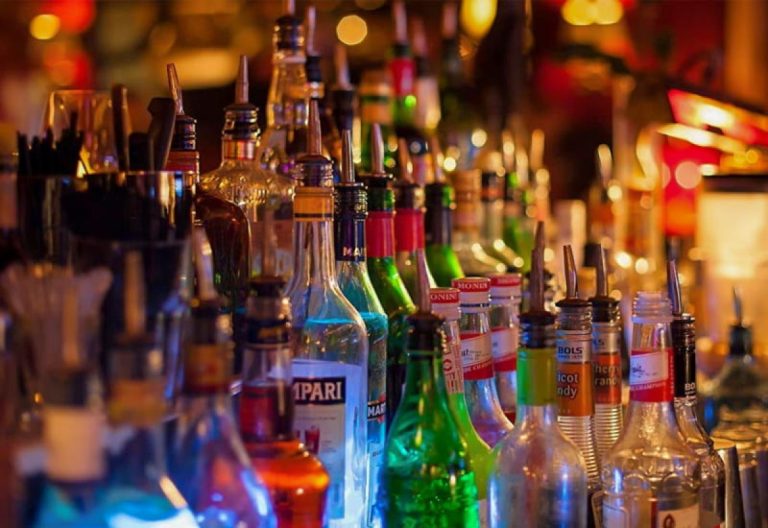 Circana: Εκτίναξη αξίας πωλήσεων στα αλκοολούχα ποτά, ραγδαία άνοδος και στα σνακ σε αξία και όγκο