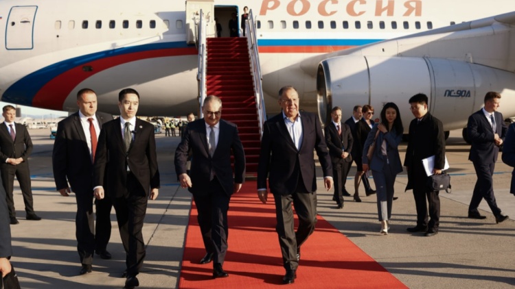 Έφτασε στο Πεκίνο ο Λαβρόφ για την επίσκεψη Πούτιν στην Κίνα