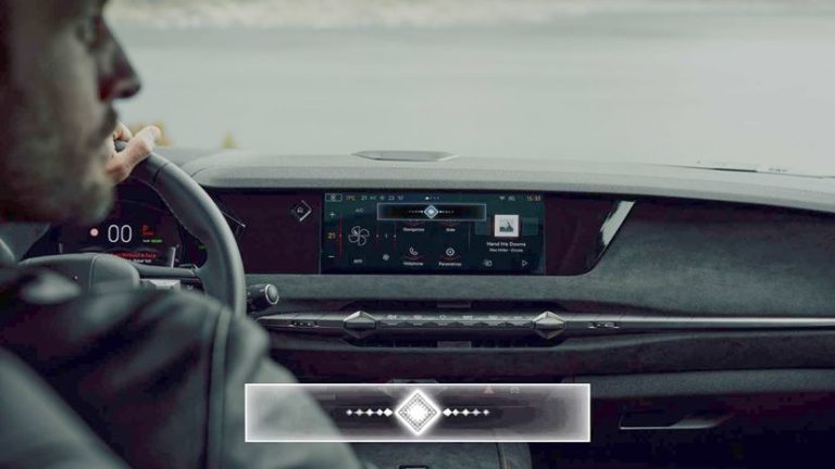 Η DS ενσωματώνει για πρώτη φορά την τεχνητή νοημοσύνη στα οχήματά της