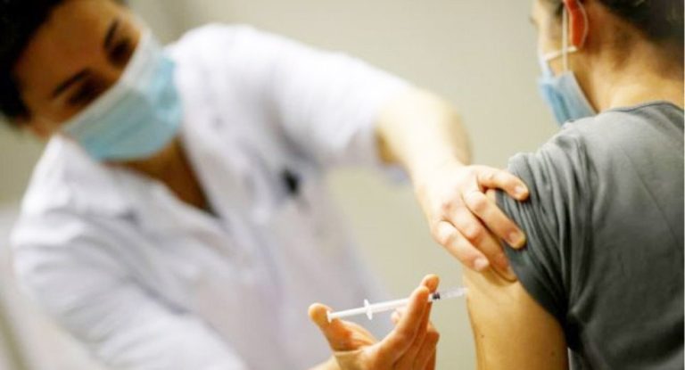 Αναβολή για τον αντιγριπικό εμβολιασμό χωρίς συνταγή γιατρού στα φαρμακεία