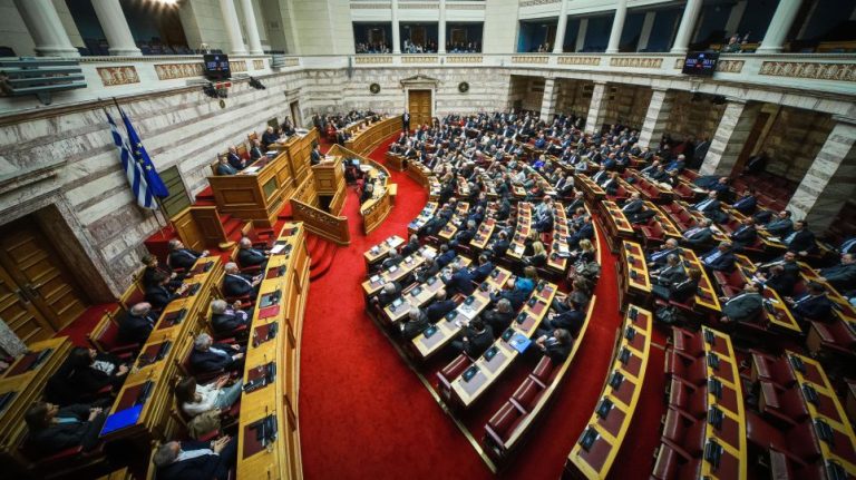 Ψηφίζεται η ρύθμιση για το Μεταναστευτικό – Μαρινάκης: Οποιος βουλευτής της ΝΔ δεν ψηφίσει υπέρ θα διαγραφεί