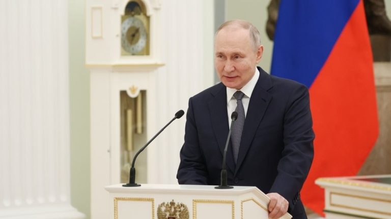Πούτιν: Επιστρέφει στη διεθνή σκηνή παρά τις δυτικές προσπάθειες απομόνωσής του