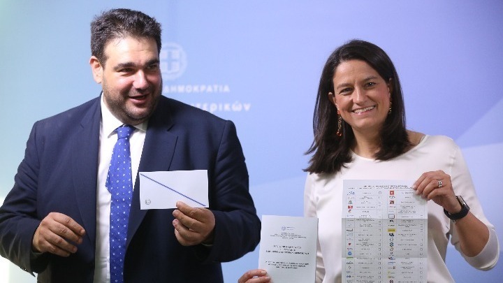 Επιστολική ψήφος: Ο τριπλός στόχος της κυβέρνησης – Αστερίσκοι και αντιδράσεις από την αντιπολίτευση