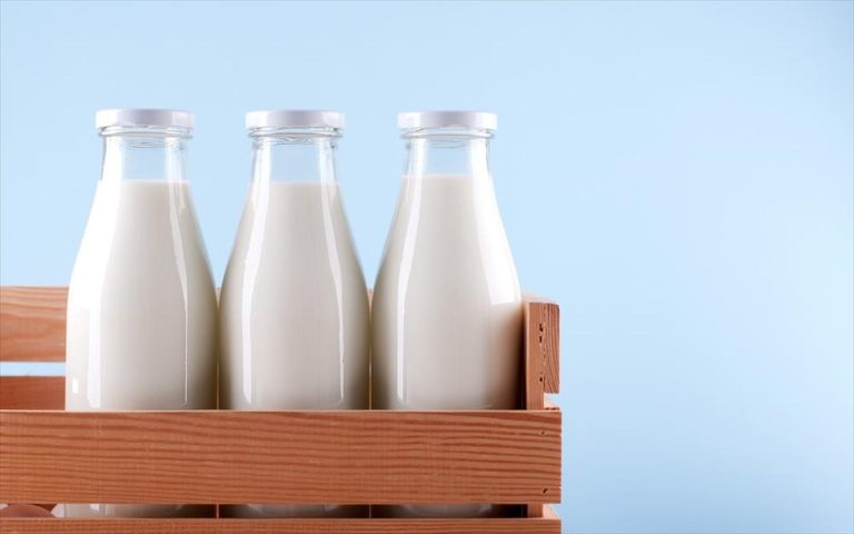 Οι καταναλωτές προτιμούν το καλάθι του νοικοκυριού για να αγοράσουν φρέσκο αγελαδινό γάλα