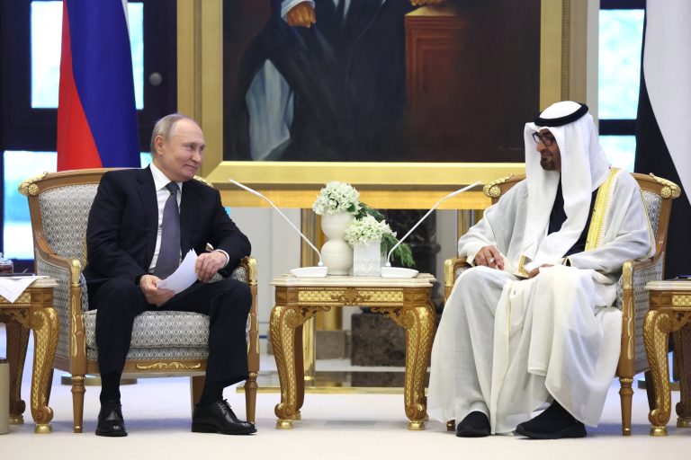 Ο Ρώσος ηγέτης συναντήθηκε με τον πρόεδρο των ΗΑΕ πριν ταξιδέψει στο Ριάντ