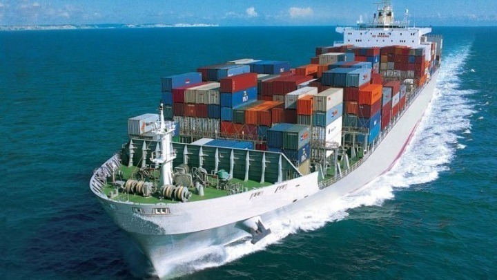 Η Maersk αναστέλλει τις μεταφορές εμπορευματοκιβωτίων μέσω της Ερυθράς Θάλασσας