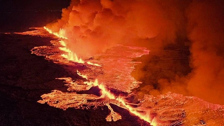 Ισλανδία: Εικόνες αποκάλυψης από την έκρηξη του ηφαιστείου