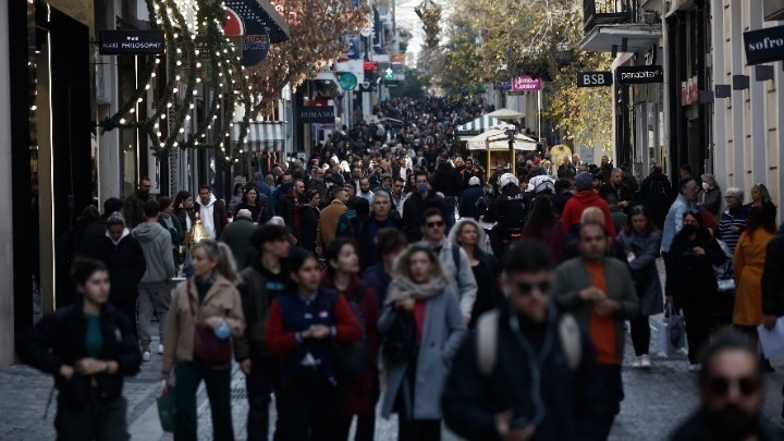 Κορυφώνεται η αγοραστική κίνηση – Τζίρο πάνω από 4 δισ. ευρώ τον Δεκέμβριο προσδοκούν οι έμποροι