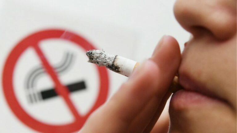 Τηρείται ο αντικαπνιστικός νόμος; – Ποιος κάπνιζε σε δύο νοσοκομεία και δημόσιους φορείς