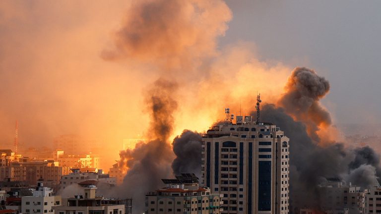 Το Ισραήλ συνεχίζει να βομβαρδίζει τη νότια Γάζα