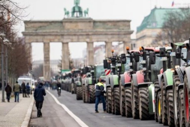 Απεργίες στη Γερμανία: Οι περικοπές επιδομάτων οδήγησαν αγρότες & τρακτέρ στη Πύλη του Βρανδεμβούργου