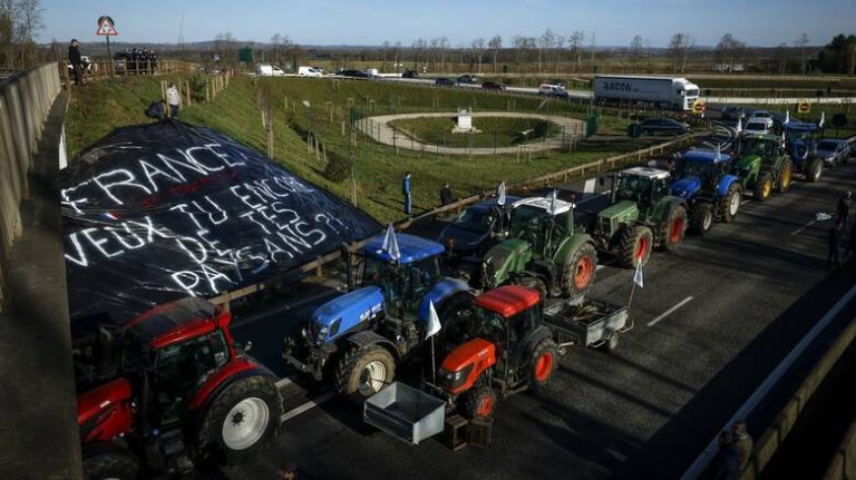 Παραμένει αποκλεισμένο το Παρίσι από τις κινητοποιήσεις των αγροτών