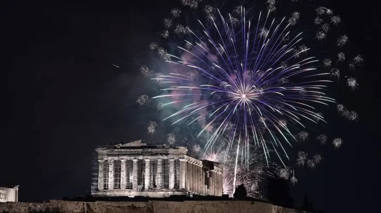 Η Ελλάδα υποδέχτηκε το 2024 με γιορτές και πυροτεχνήματα
