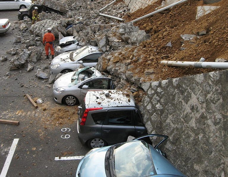 Σεισμός 7,6 βαθμών στην Ιαπωνία – Τσουνάμι 1μ. έπληξε τη δυτική ακτή και αναμένεται ακόμη μεγαλύτερο