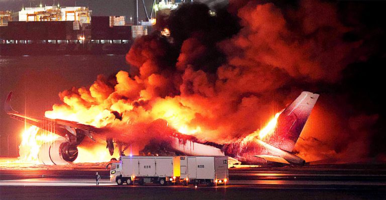 Ιαπωνία: Στις φλόγες αεροσκάφος της Japan Airlines – Σώθηκαν 379 επιβάτες