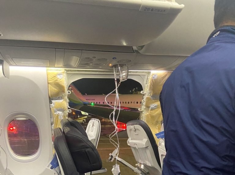 Alaska Airlines: Καθαρά ευθύνη της Boeing η αποκόλληση της πόρτας – Ποιος ξέχασε να βάλει τα 4 μπουλόνια;