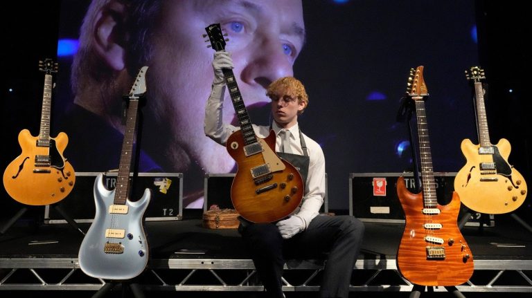 Στο σφυρί οι κιθάρες του Μαρκ Κνόπφλερ των Dire Straits για φιλανθρωπικό σκοπό