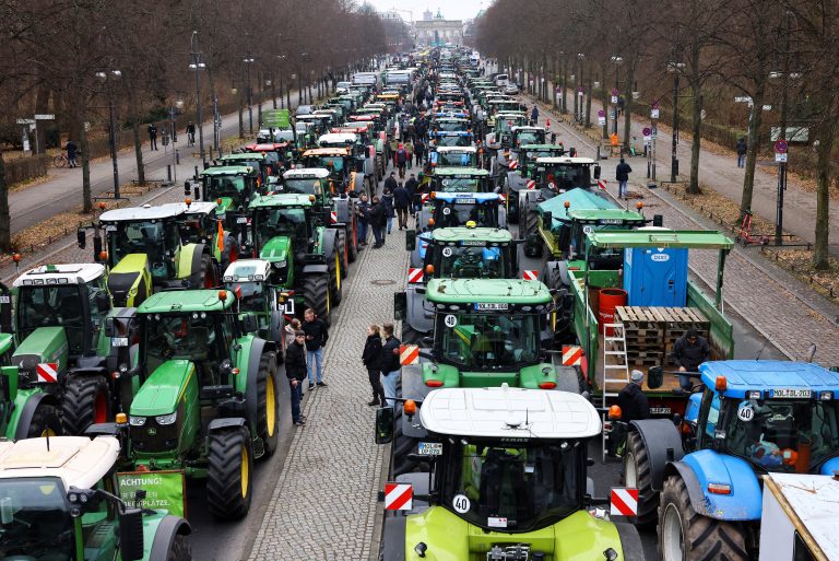 Γερμανία: Χιλιάδες αγρότες με τρακτέρ στο Βερολίνο για το συλλαλητήριο