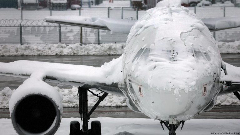 Γερμανία: Έκλεισαν τα αεροδρόμια και “παρέλυσε” ο σιδηρόδρομος από τη σφοδρή χιονόπτωση