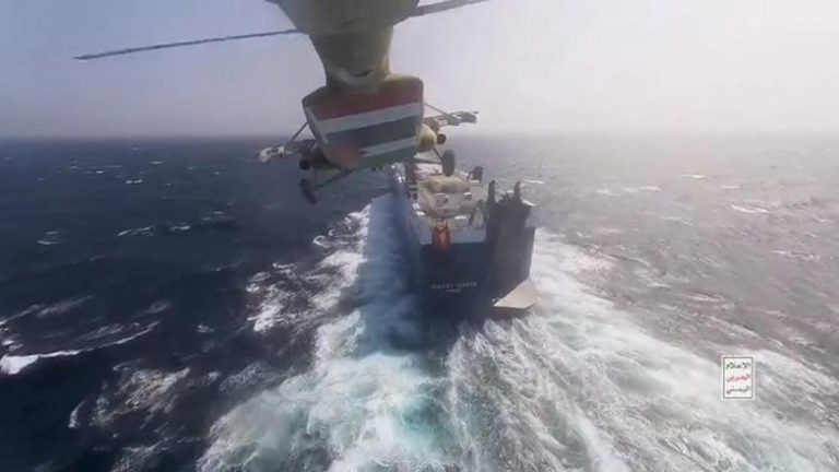 Συνεχίζονται οι εκτοξεύσεις πυραύλων των Χούθι προς τα εμπορικά πλοία στην Ερυθρά Θάλασσα