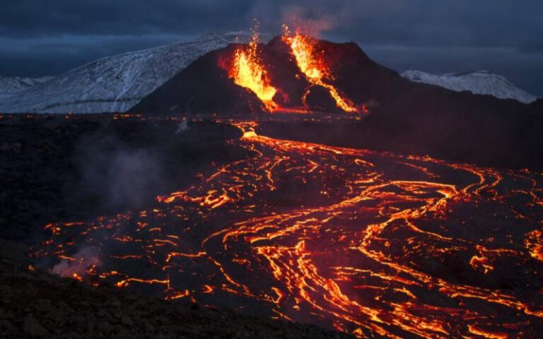 Ισλανδία: Αυτή τη φορά  από την ηφαιστιακή έκρηξη  εκρήγνυται λάβα κοντά στην πόλη Γκρίνταβικ