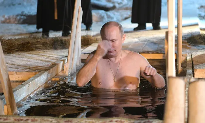 Ρωσία: Τήρησε το έθιμο των Θεοφανίων ο Πούτιν με βουτιά στα παγωμένα νερά