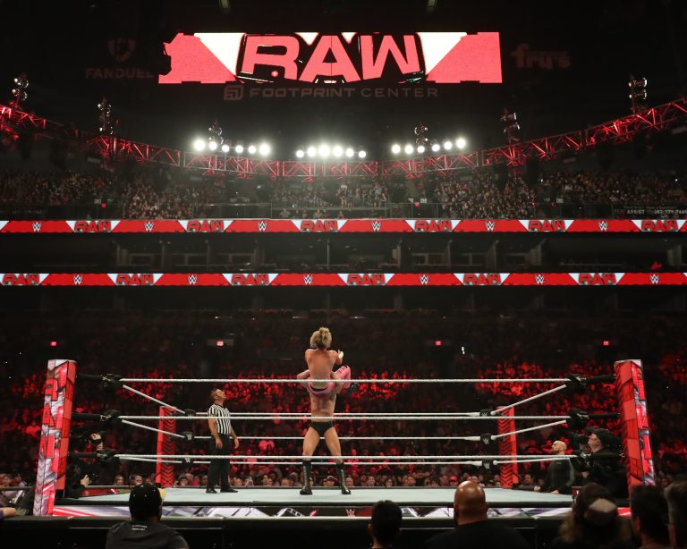 Πόσα πληρώνει το Netflix για τους αγώνες πάλης  το γνωστό σόου “Raw”