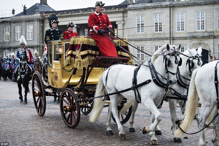 Η Μαργαρίτα της Δανίας έκανε την τελευταία βόλτα με τη χρυσή άμαξα ως βασίλισσα