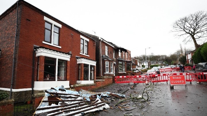 Η καταιγίδα Χενκ παρέλυσε τη Βρετανία – Κλειστοί δρόμοι, ακυρώσεις στα τρένα, σπίτια χωρίς ρεύμα