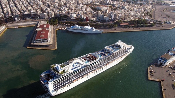 Το πρώτο κρουαζιερόπλοιο για τη νέα χρονιά με 2.500 επιβάτες, στο λιμάνι του Πειραιά