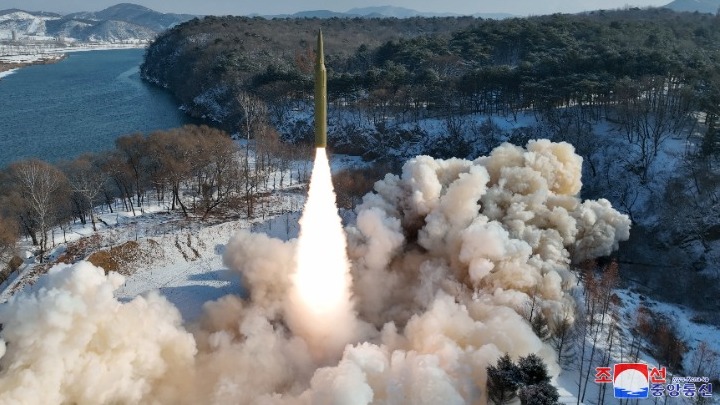 Η Β. Κορέα δοκίμασε νέο βαλλιστικό υπερηχητικό πύραυλο, η Νότια Κορέα αντιδρά